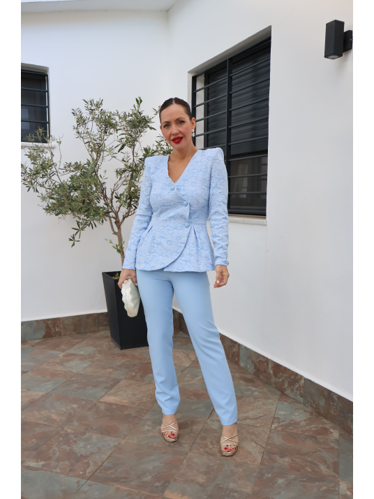 Traje de chaqueta de fiesta de dos piezas en color celeste.