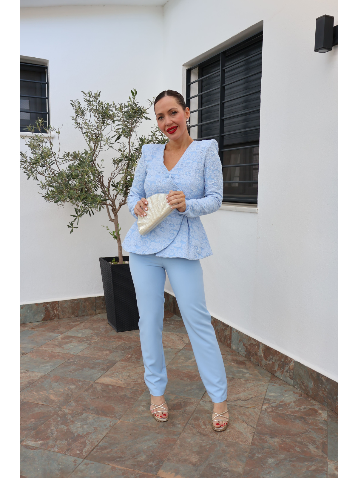 Traje de chaqueta de fiesta de dos piezas en color celeste.