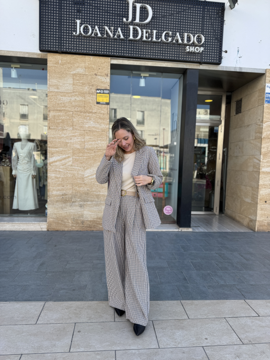 Pantalón de tiro medio-alto en estampado de cuadros.