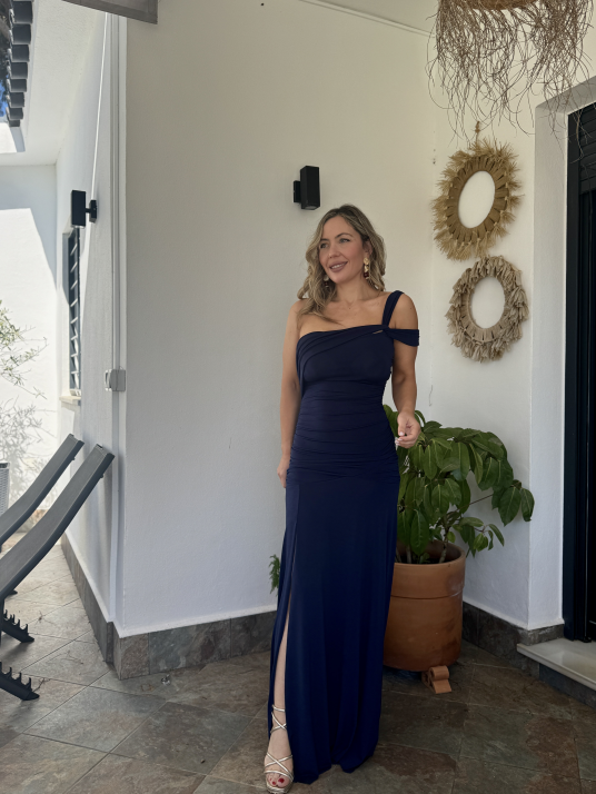 Vestido largo de corte elegante con diseño ajustado.