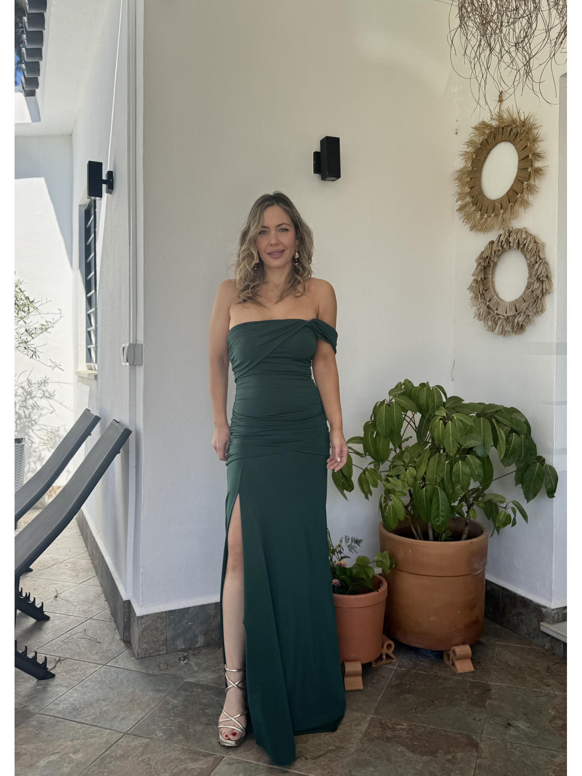 Vestido largo de corte elegante con diseño ajustado.