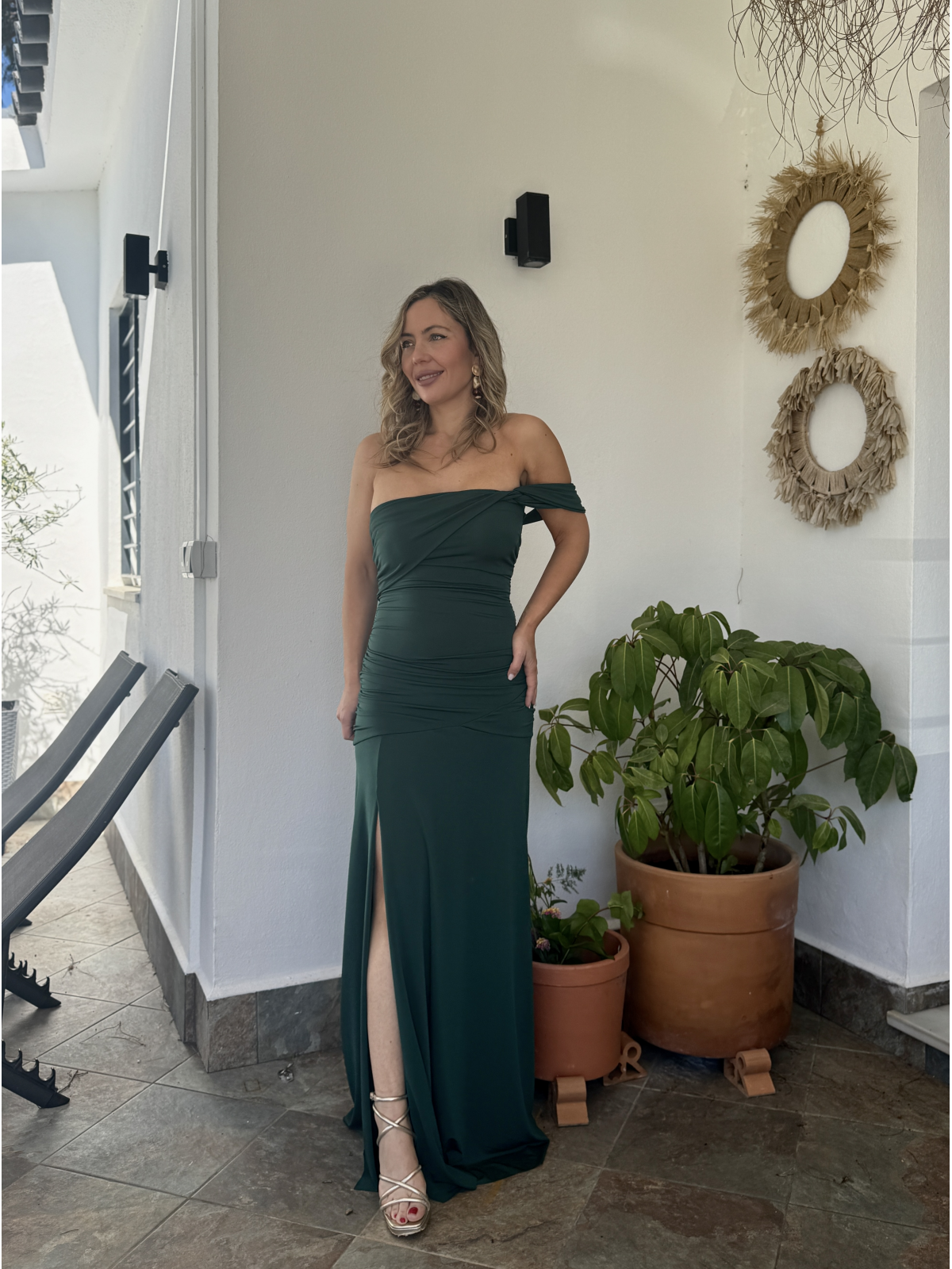 Vestido largo de corte elegante con diseño ajustado.