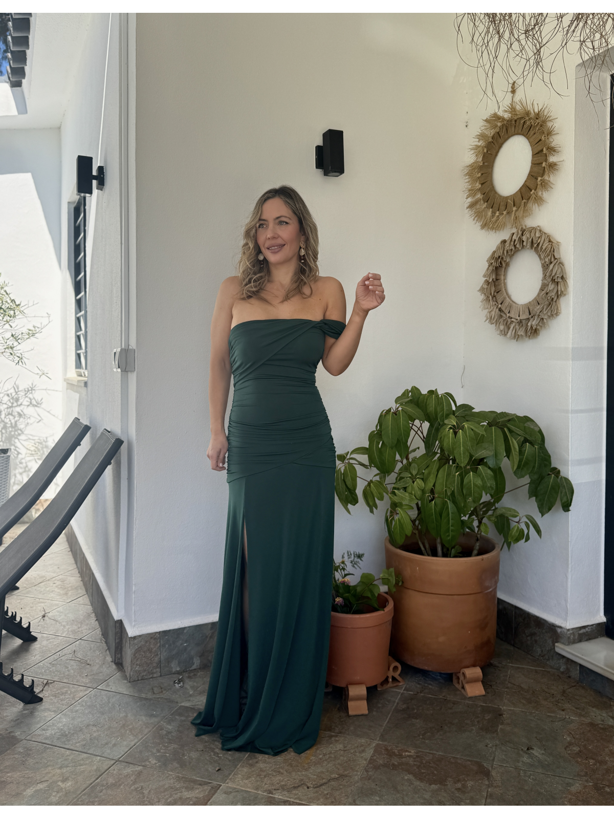 Vestido largo de corte elegante con diseño ajustado.