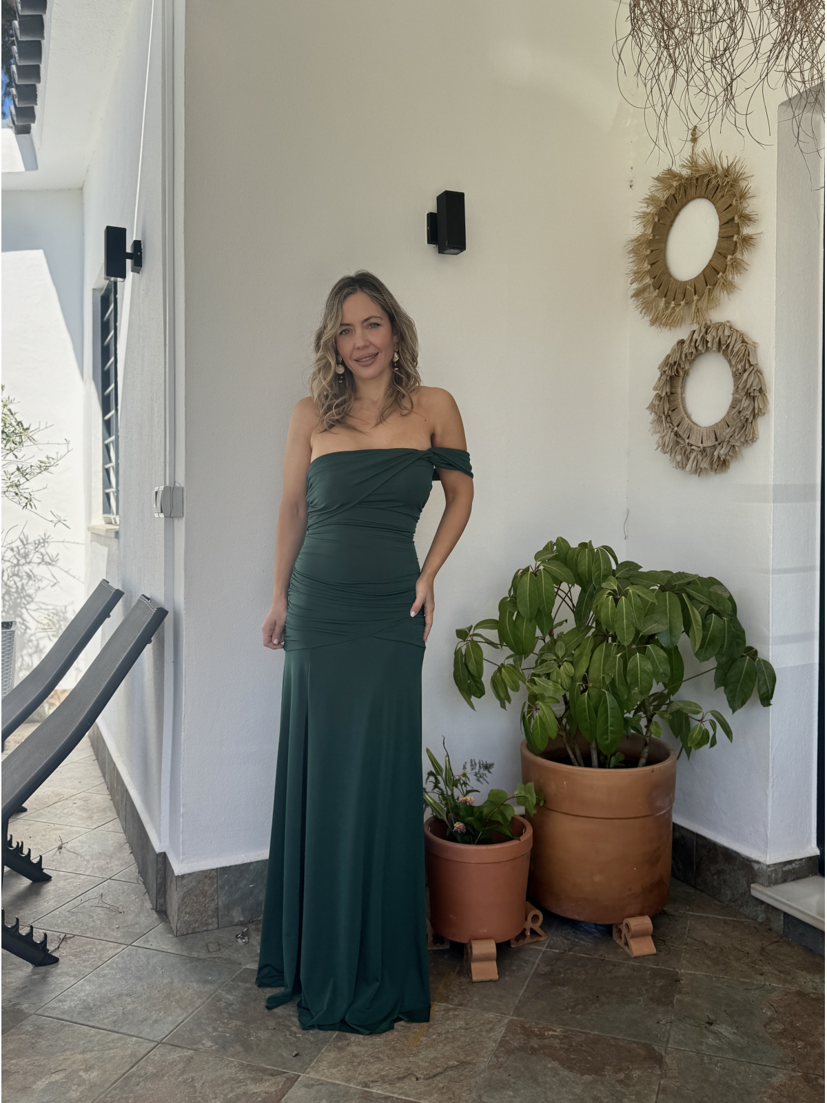 Vestido largo de corte elegante con diseño ajustado.