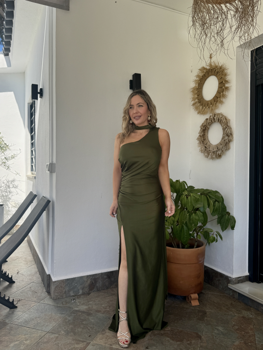 Vestido largo de corte elegante con diseño ajustado.