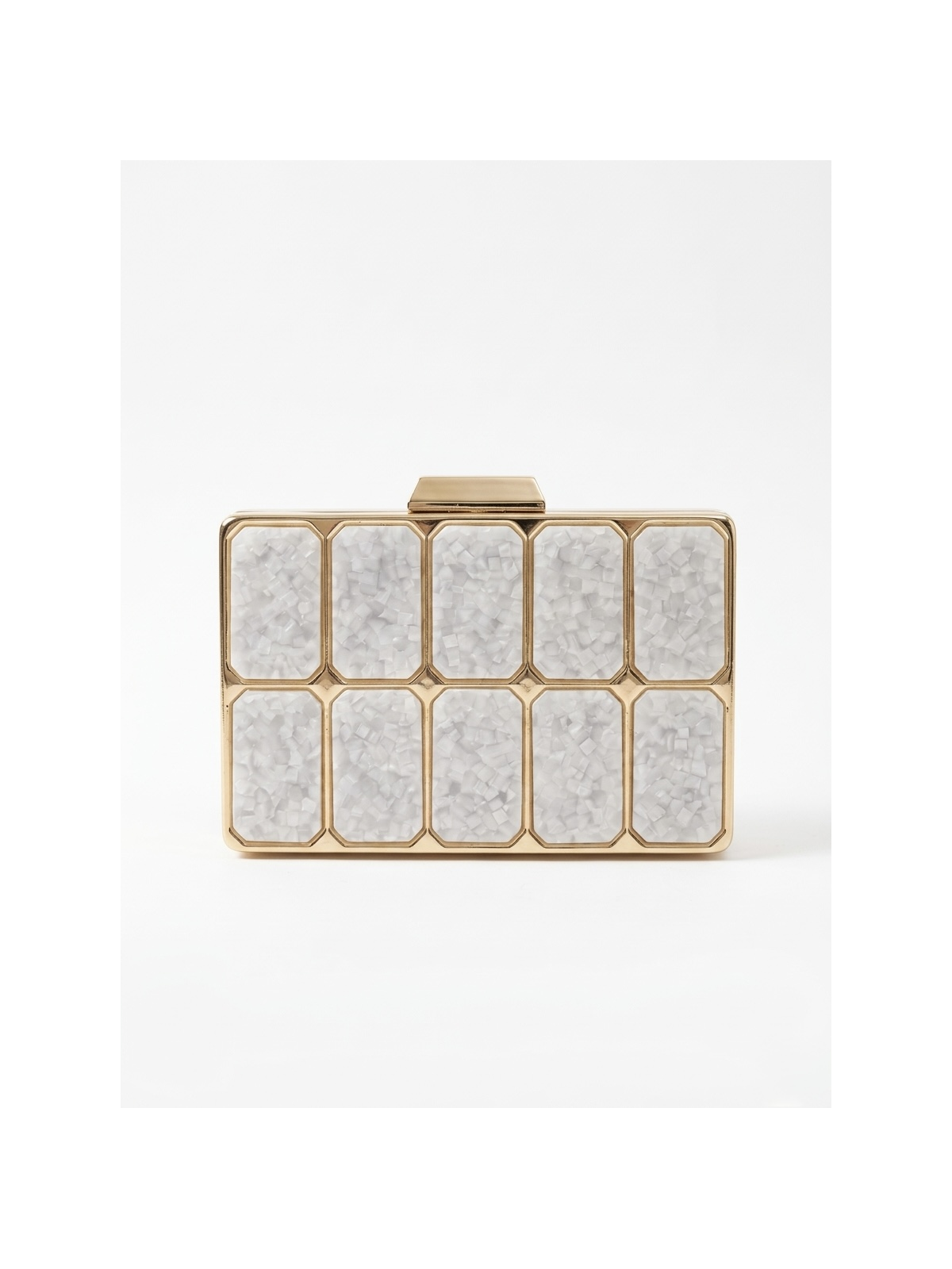 Clutch rígido de diseño sofisticado con estructura metálica.