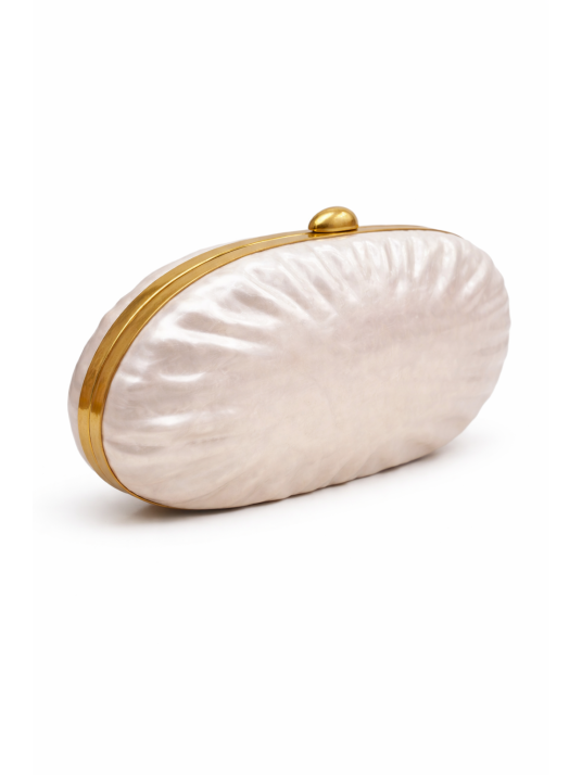 Bolso clutch rígido con diseño ovalado y acabado efecto nácar.