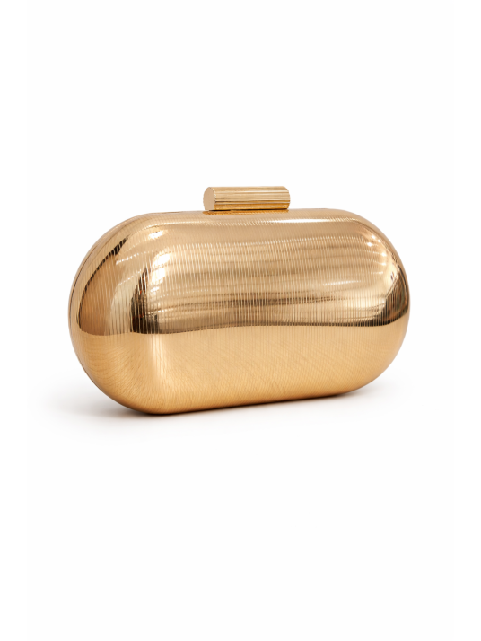 Bolso clutch rígido en acabado dorado metalizado con diseño ovalado.