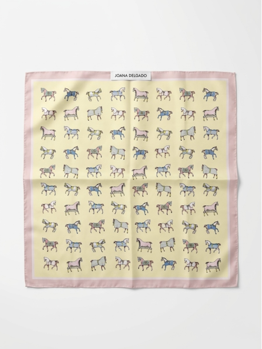 Pañuelo con diseño cuadrado y estampado de caballos.