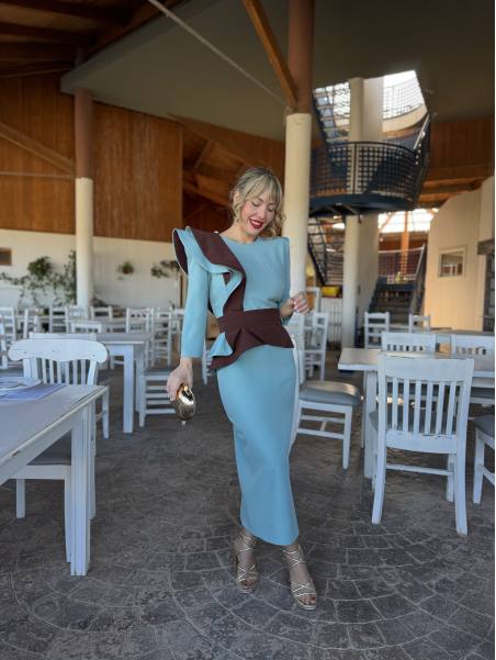 Vestido de fiesta midi de corte elegante.