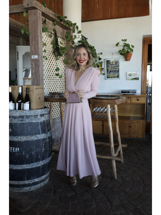 Vestido de fiesta con vuelo de corte elegante.