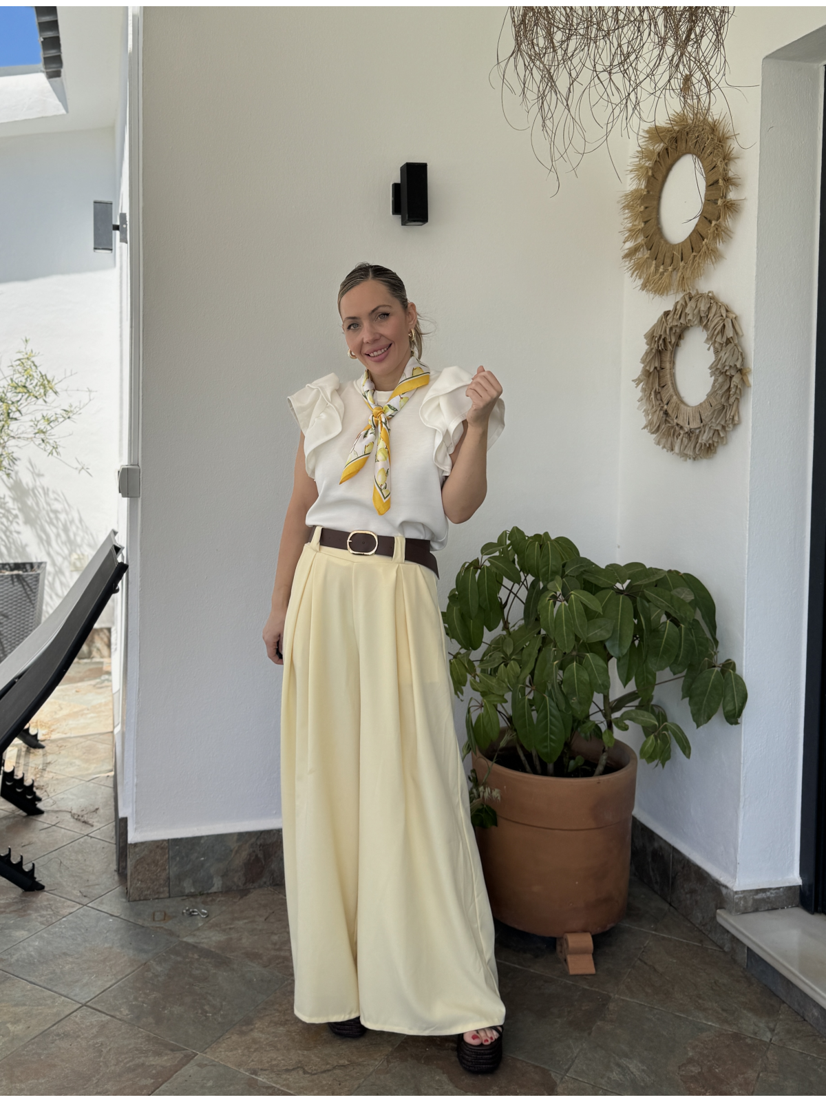 Camiseta de diseño sencillo con volantes, perfecta para looks casual.