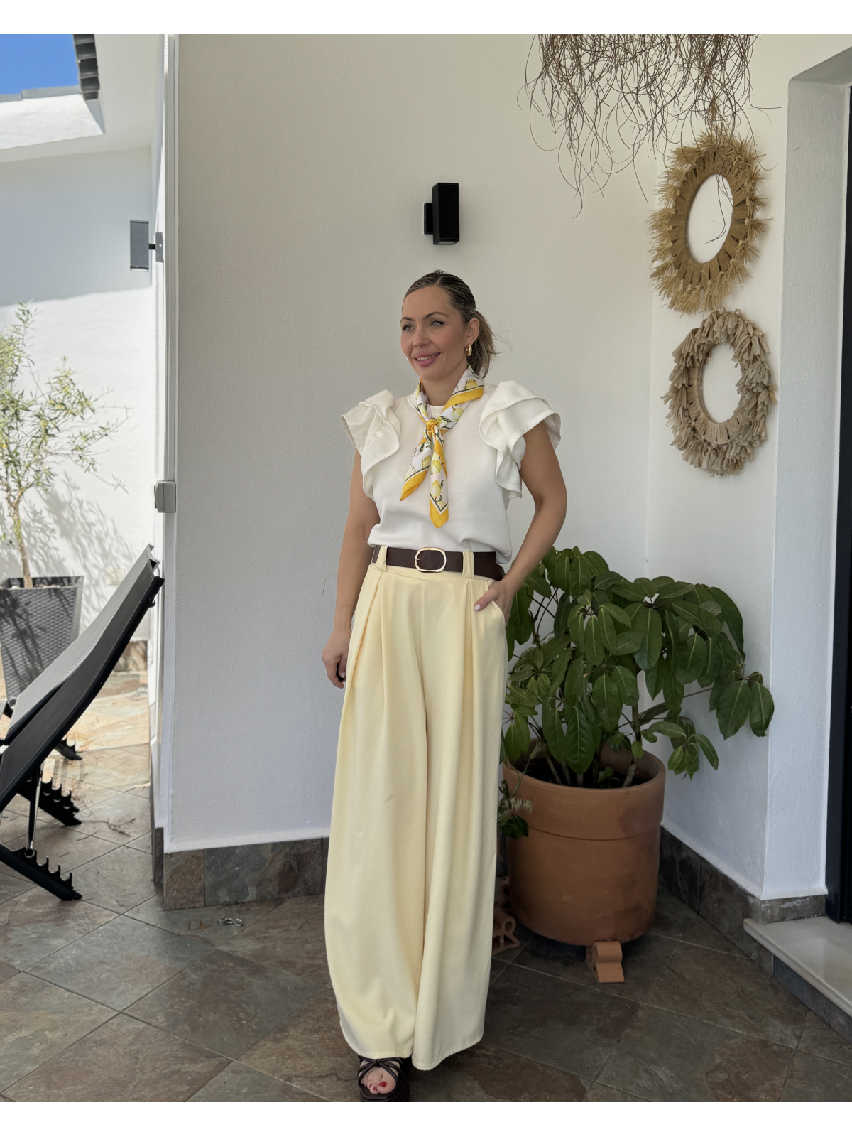 Camiseta de diseño sencillo con volantes, perfecta para looks casual.