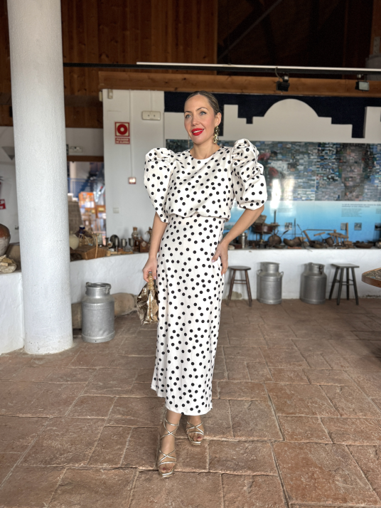 Vestido midi de lunares, de corte elegante y favorecedor.