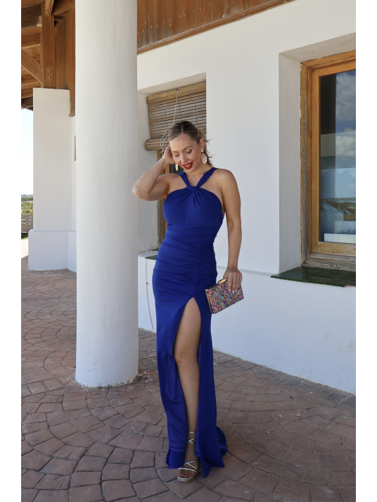 Vestido largo de corte elegante con diseño ajustado.