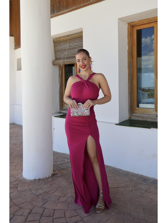 Vestido largo de corte elegante con diseño ajustado.