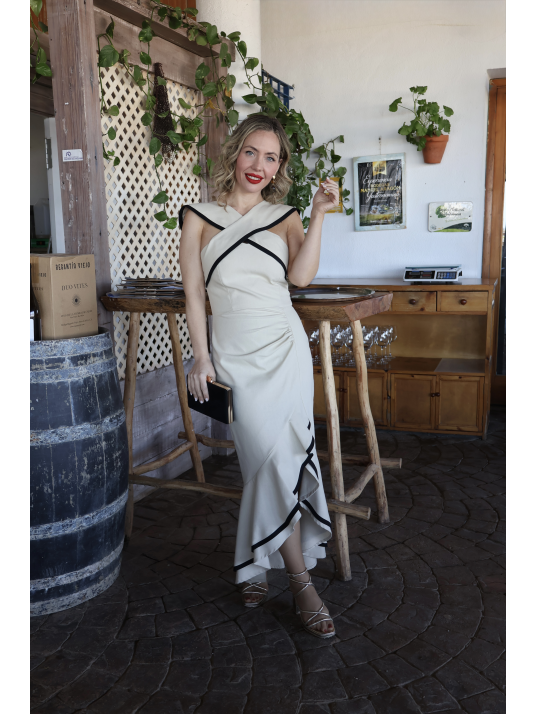 Vestido de fiesta midi en color beige con detalle de filo negro.