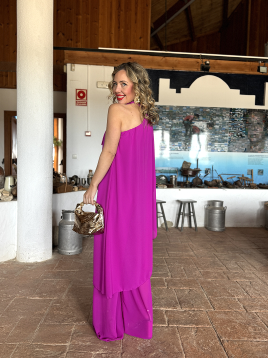 Mono de fiesta largo con capa de gasa asimétrica.