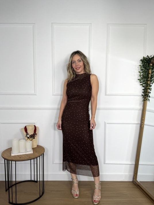 Vestido midi en color marrón chocolate con estampado de lunares.