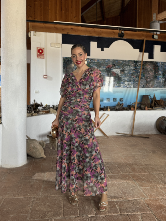 Vestido midi estampado de diseño drapeado.