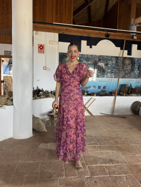 Vestido midi estampado de diseño drapeado.