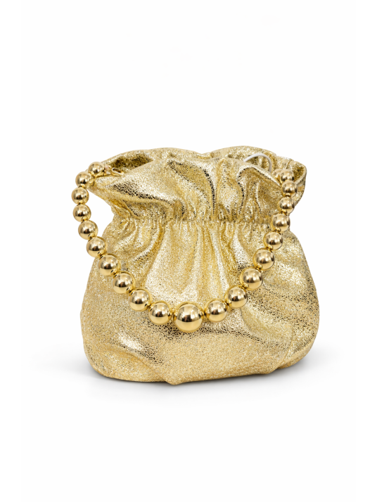 Bolso tipo bombonera confeccionado en color dorado.