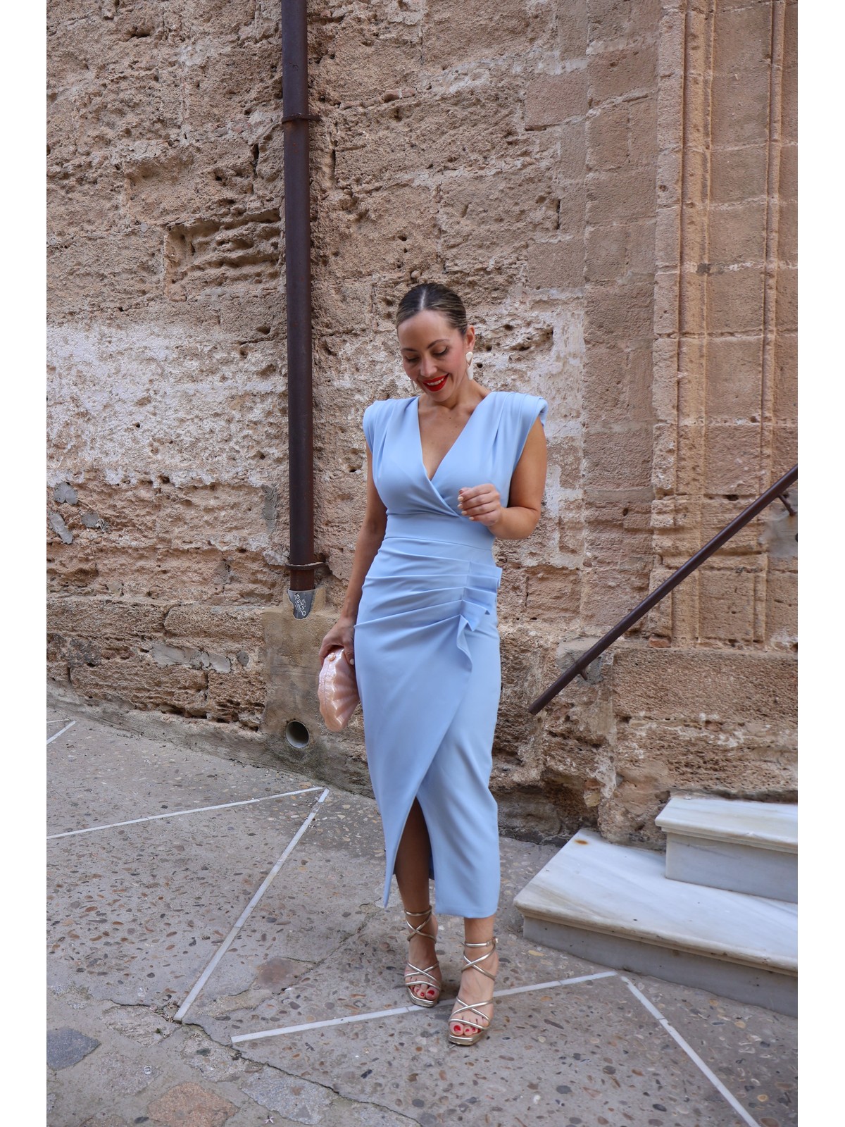 Vestido midi en color celeste.