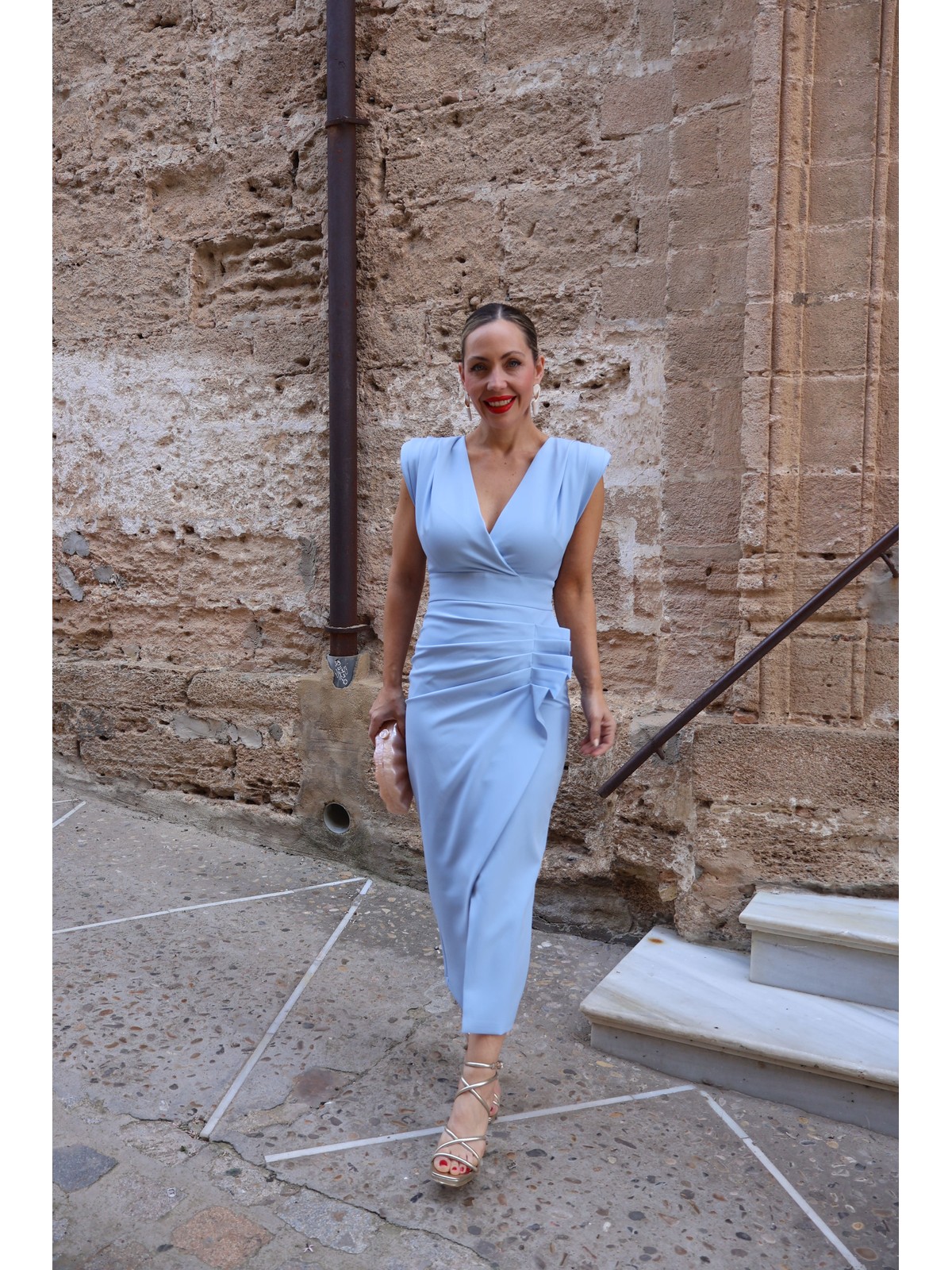 Vestido midi en color celeste.