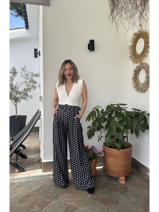 Pantalón estilo palazzo con lunares en contraste.