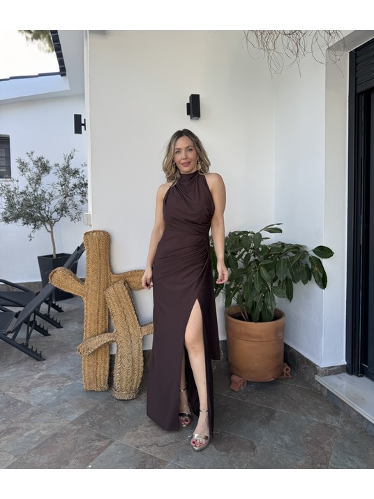 Vestido largo de corte elegante con diseño ajustado que realza la silu
