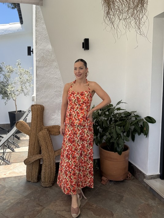 Conjunto de dos piezas con estampado floral en tonos naranjas y beige.