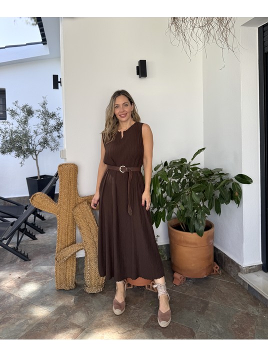 Vestido midi de diseño recto confeccionado en tejido plisado.