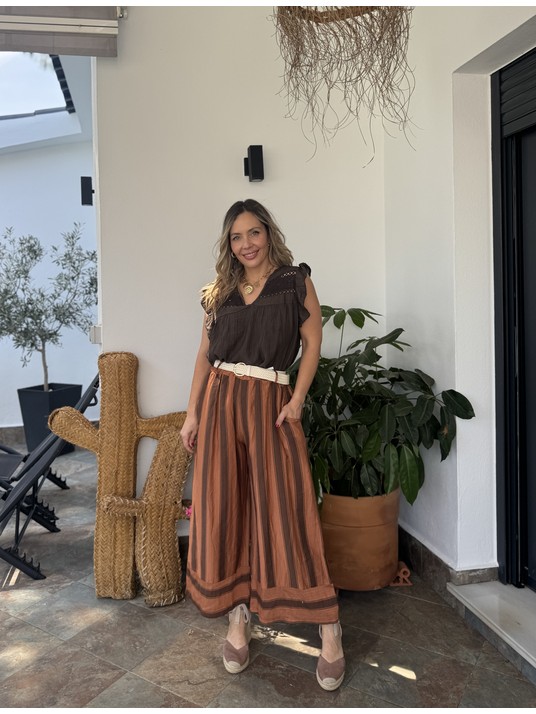 Pantalón tobillero de tiro alto con elegante estampado de rayas.