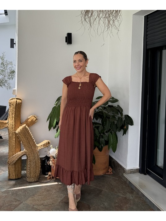 Vestido midi confeccionado en tejido ligero.
