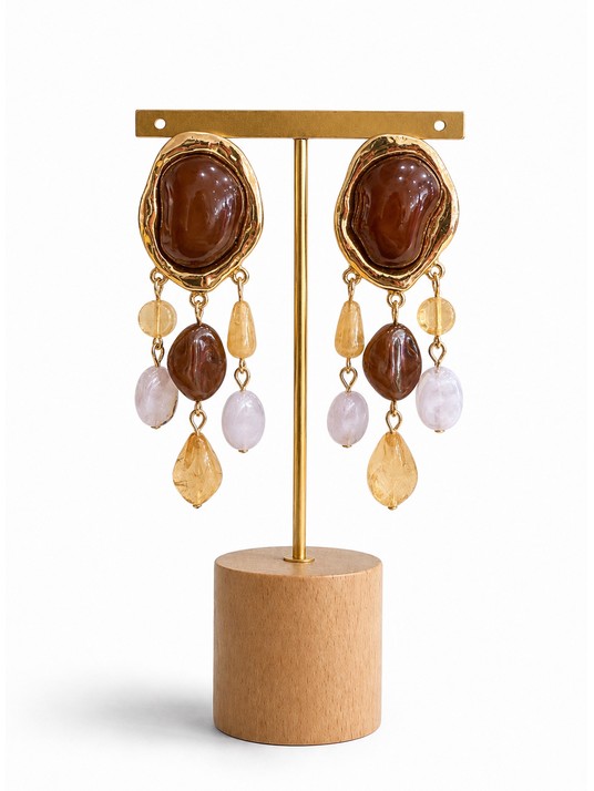 Pendientes largos dorados de estilo sofisticado y original.