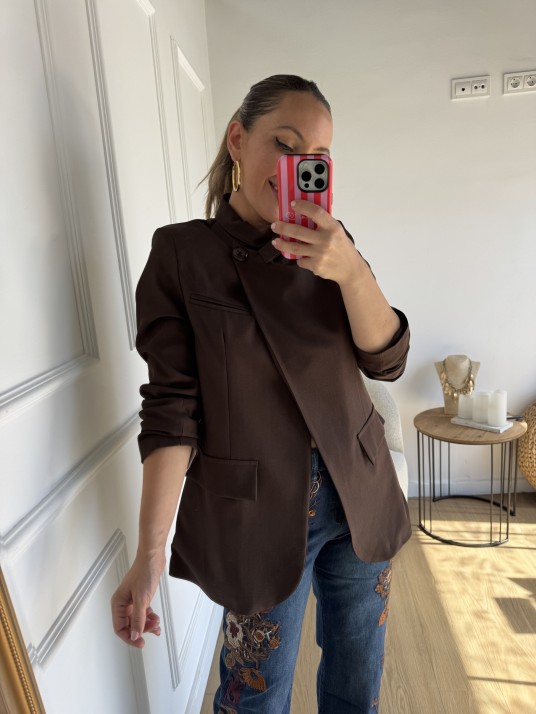 Blazer de corte estructurado con diseño cruzado asimétrico.